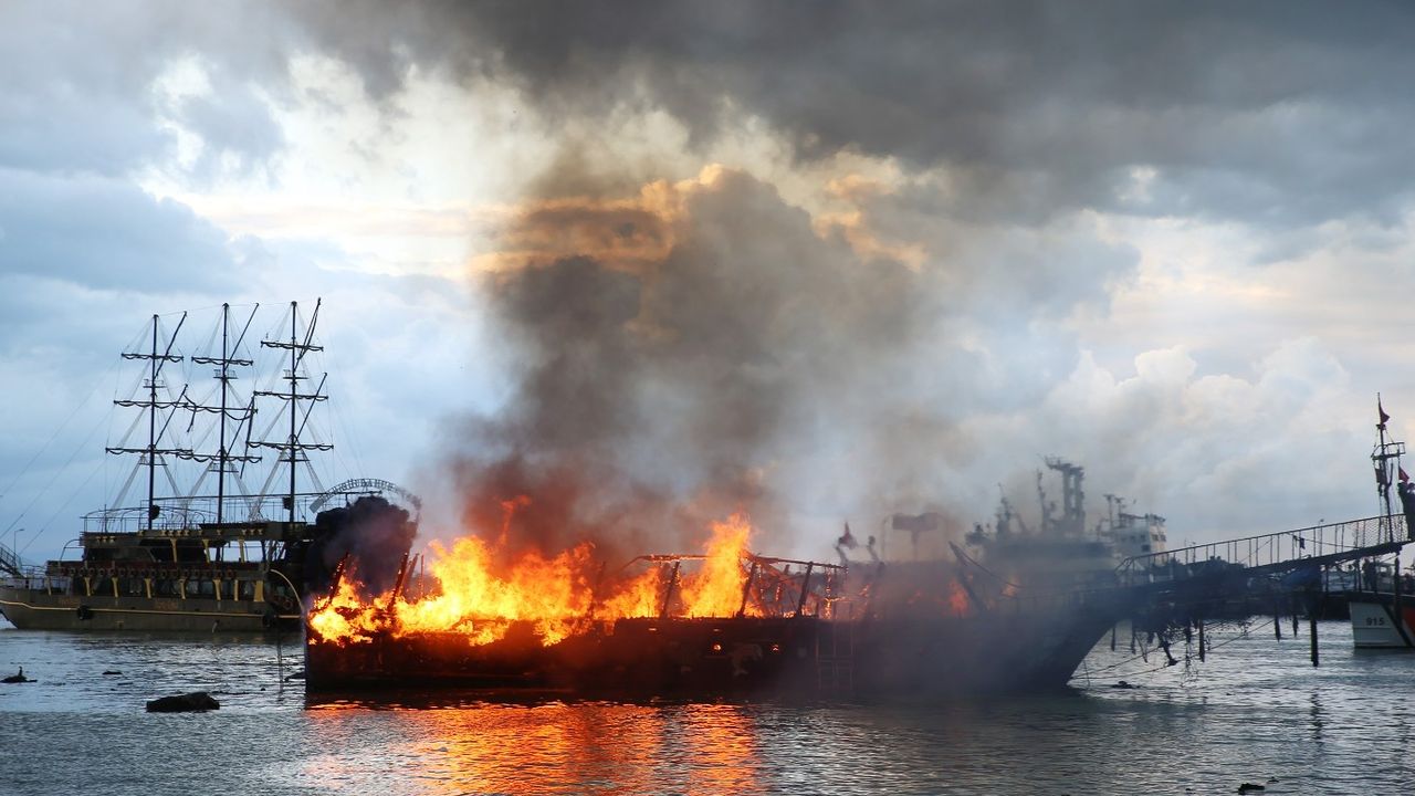 Alanya Balıkçı Barınağı'nda yangın! İki tur teknesi yandı