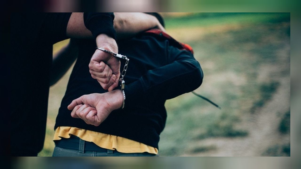 Babasını bıçaklayarak öldüren 2 kardeş tutuklandı! 