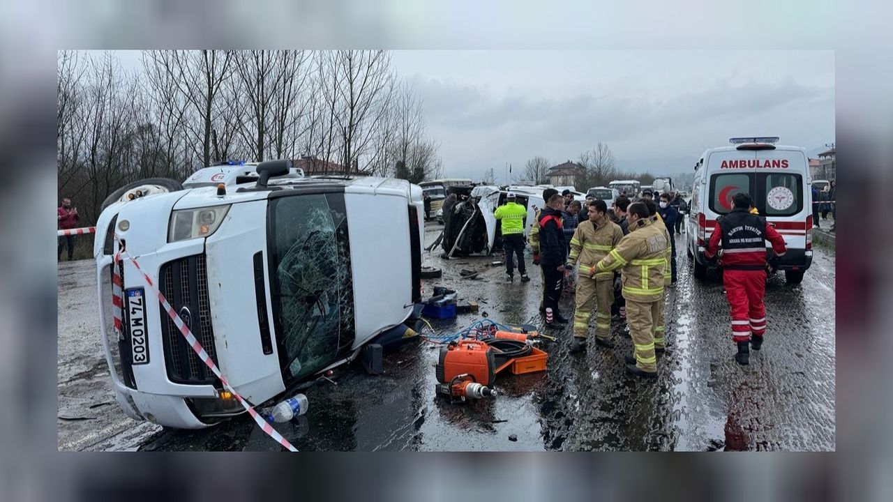 Bartın'da işçi servisleri çarpıştı! 1 ölü 27 yaralı var