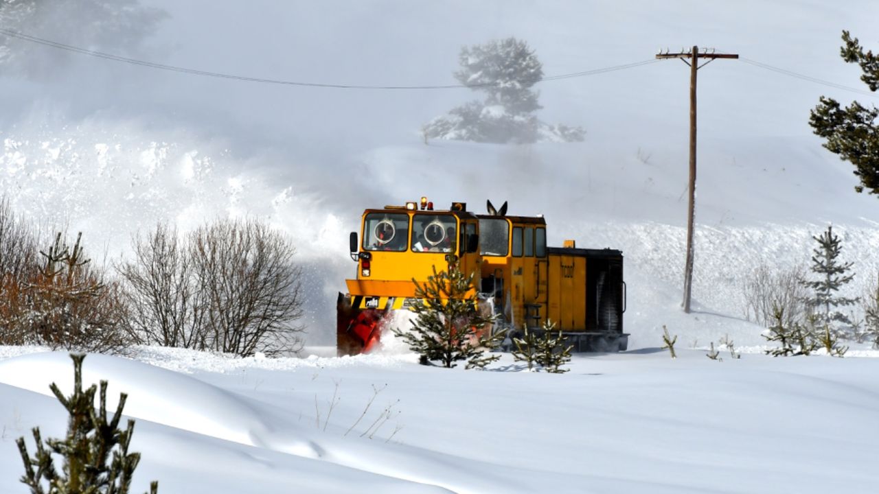 Batıya gelen bahar mevsimine karşılık Kars'ta kar ve buzla mücadele! 