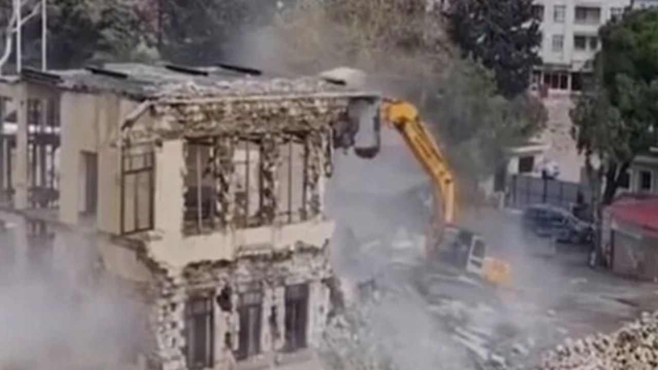Buram buram tarih kokuyordu! Hatay Valiliği binası yıkıldı! 