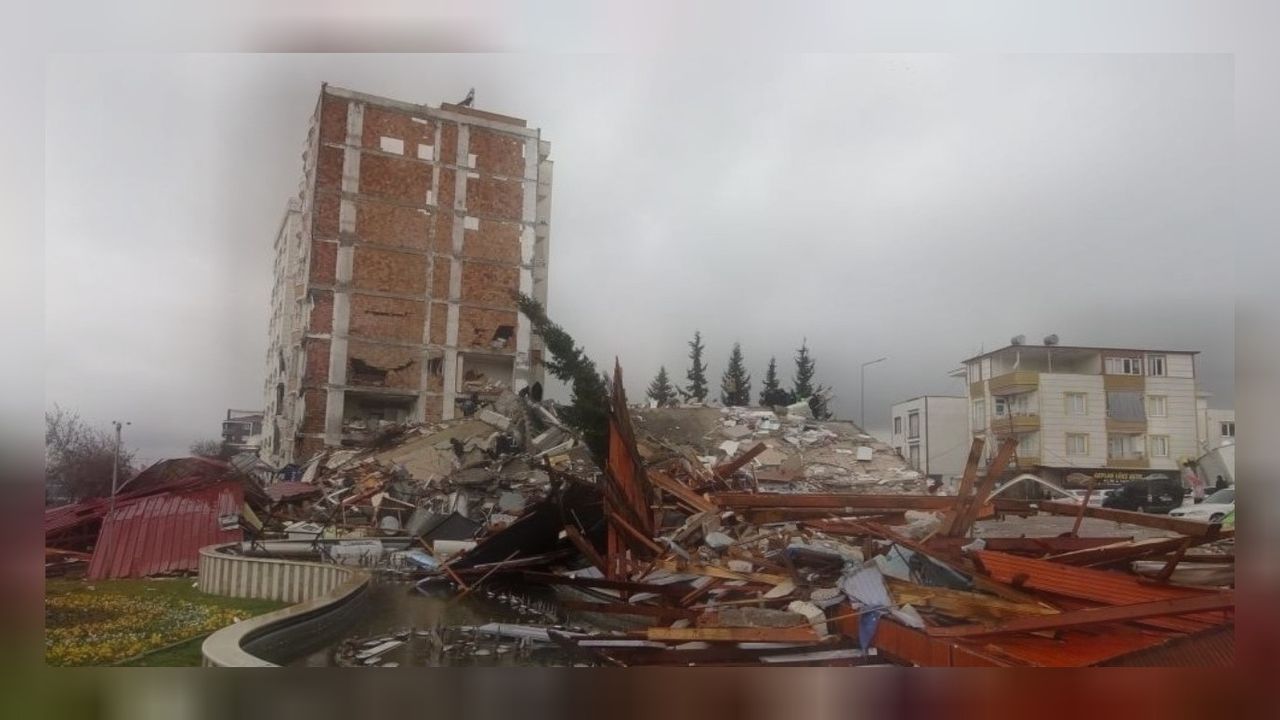 Depremde 37 kişinin canını alan Zümrüt Apartmanı hakkında yeni skandal! 