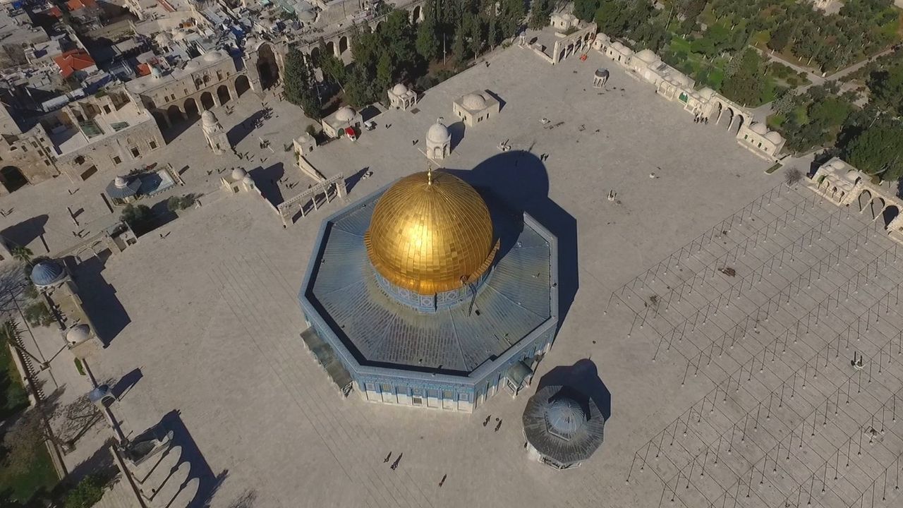 Filistin tüm engellemelere rağmen Cuma namazını Mescid-i Aksa'da kıldı! 