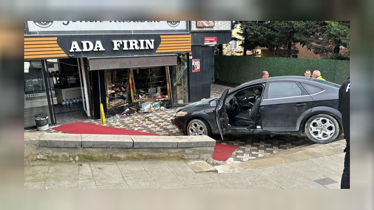 Fren yerine gaza basan şaşkın sürücü fırına girdi! 