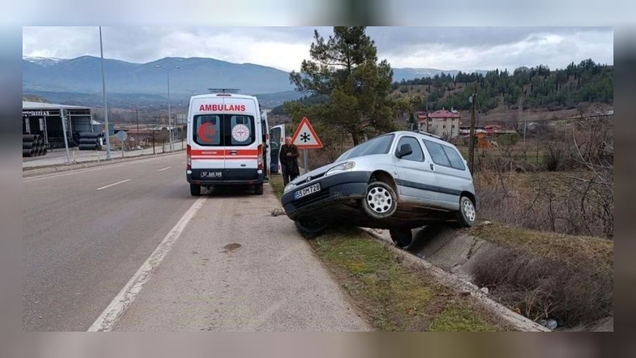 Hafif ticari araç su kanalına devrildi: 2 yaralı var! 