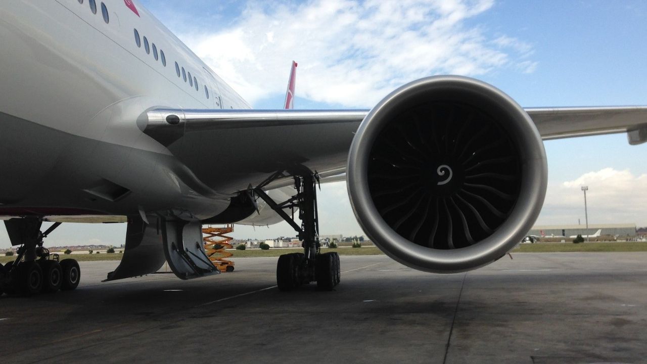 Havada seyir halindeki 2 uçak birbirine çarptı! 