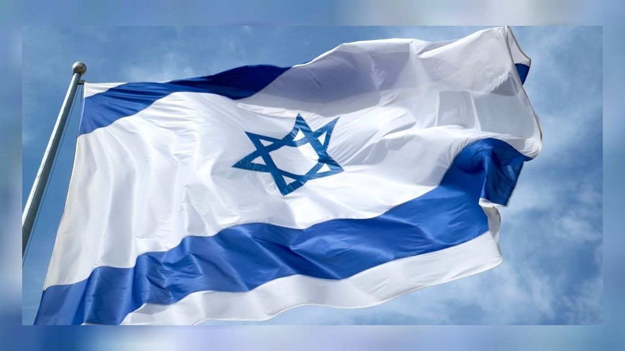 İsrail polisi İsrail bayrağı yakan Yahudi genci gözaltına aldı! 