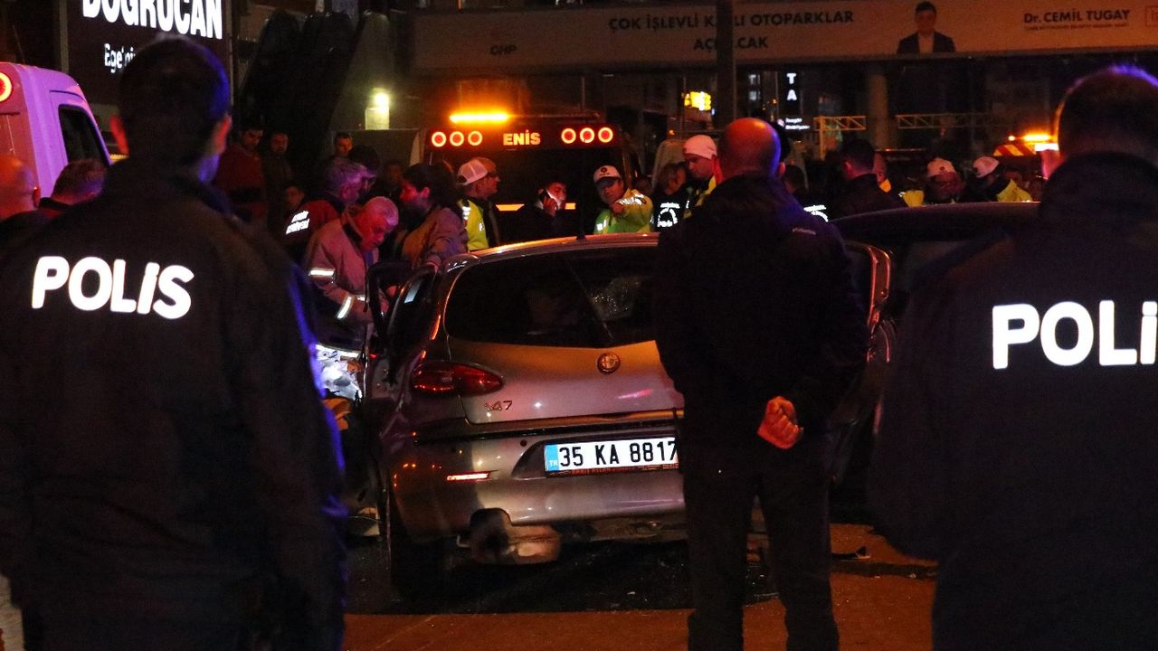 İzmir'de zincirleme trafik kazası: 2 ölü, 7 yaralı var! 
