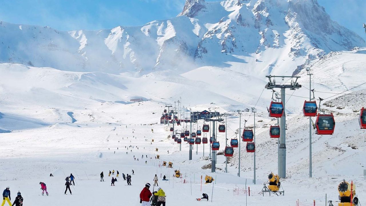 Kayakseverlere gün doğdu! Erciyes'te taze kar Mart ayında müşteri çekti 