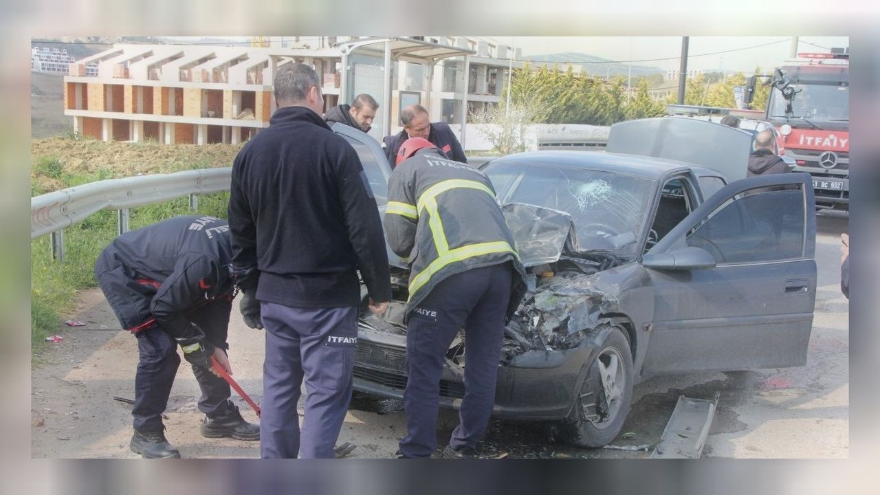 Kocaeli'de belediye otobüsü ile otomobil çarpıştı! 