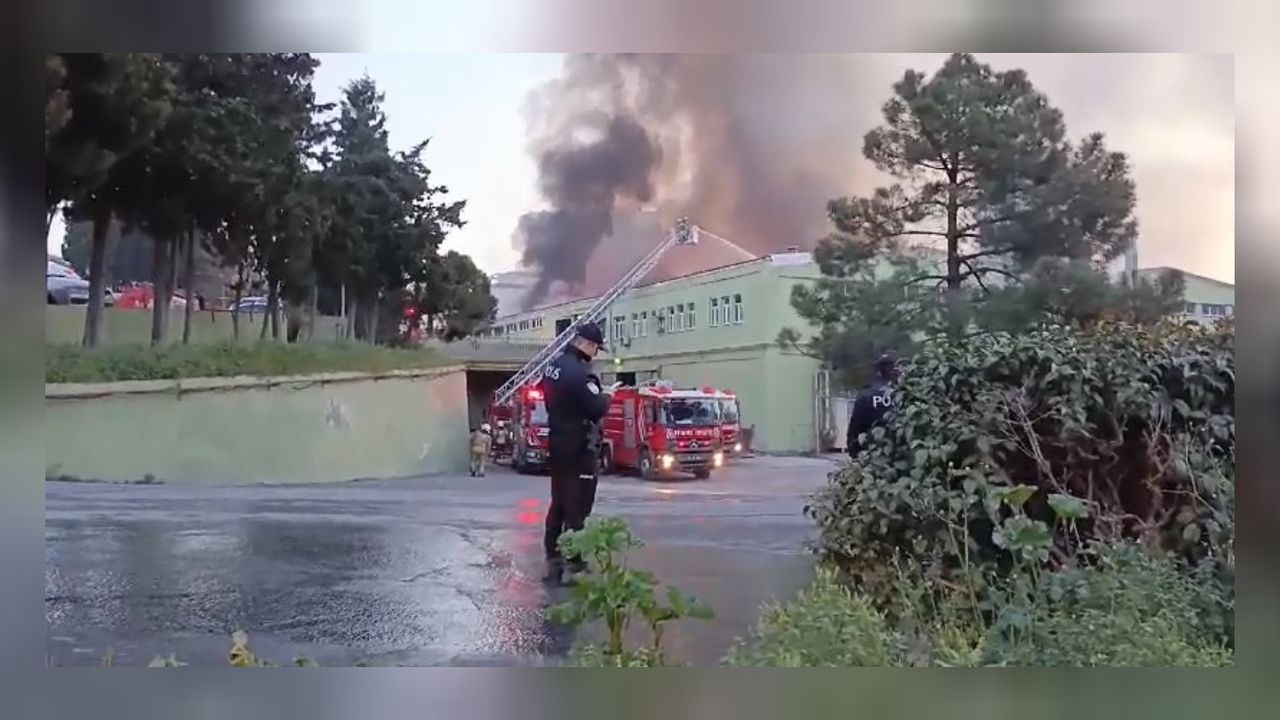 Küçükçekmece’de korkutan yangın! Halı fabrikası alevler içinde! 