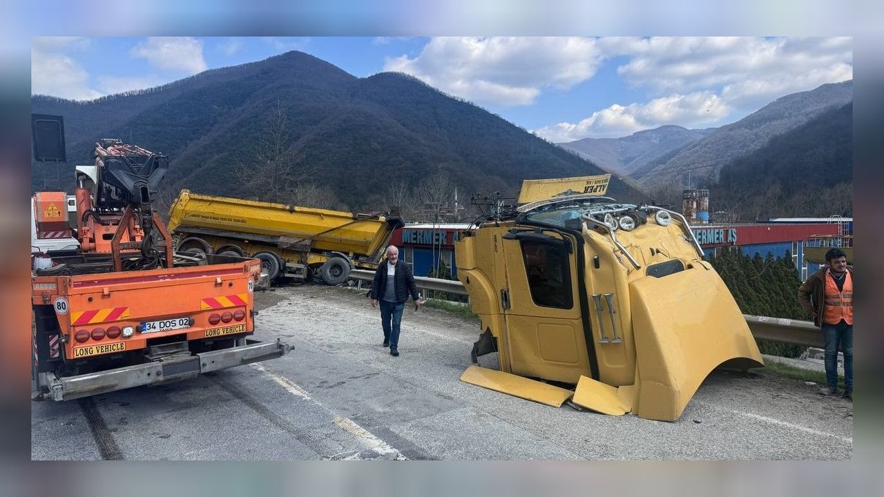 Sakarya'da bariyerelere çarpan tırın çekici kısmı asılı kaldı! 