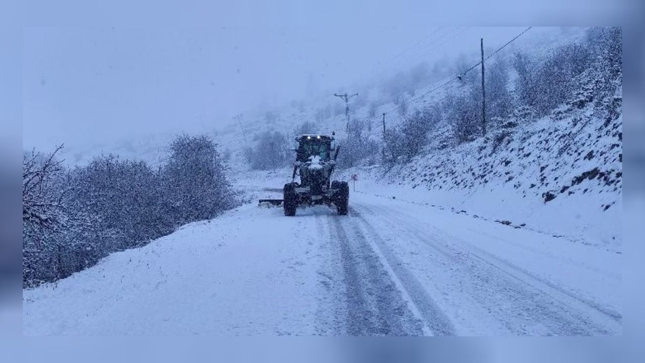 Sivas'ta yoğun tipi sebebiyle 109 ulaşım yolu kapandı! 