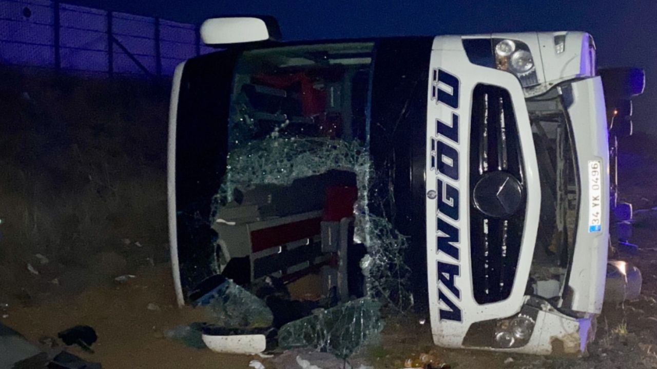 Son Dakika! Kırşehir'de yolcu otobüsü devrildi: 15 yaralı