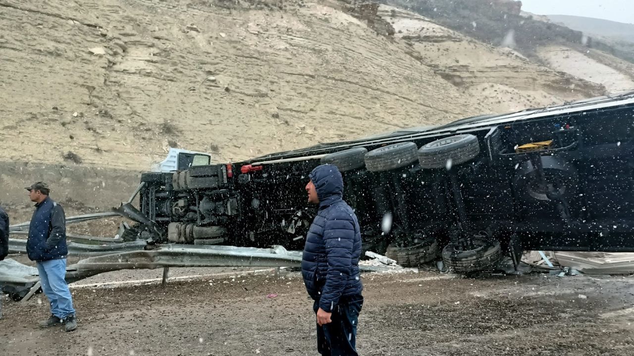 Tır karşı şeride geçip devrildi! 1'i öldü, 4 yaralının durumu ağır