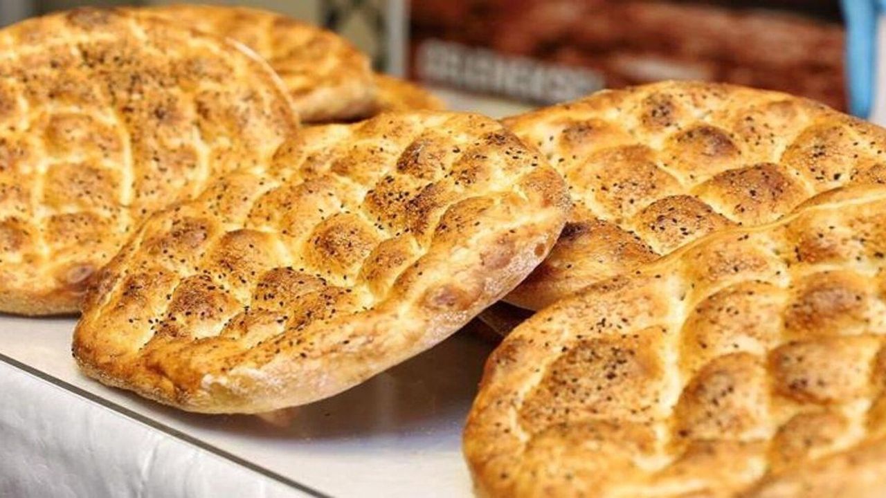 Ücretsiz ramazan pidesi dağıtımı başladı! Gidenler kuyruğa girmeden bedava pide alıyor!