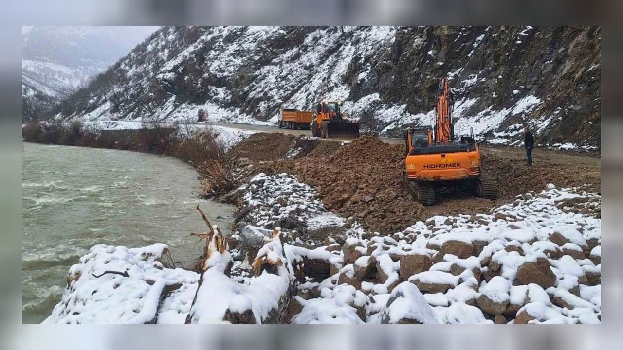 Van'da çığ nedeniyle kapanan yol açıldı! 