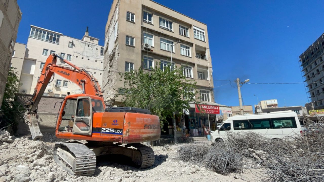 6 Şubat’ta Şanlıurfa’da on binlere mezar olan binaların yıkımı devam ediyor! 
