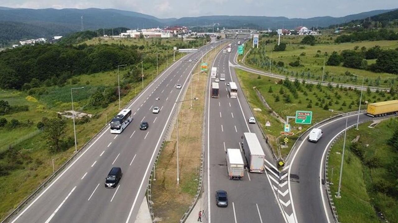 Anadolu Otoyolu’nda korkunç kaza! 3 yaralı da hastaneye kaldırıldı.