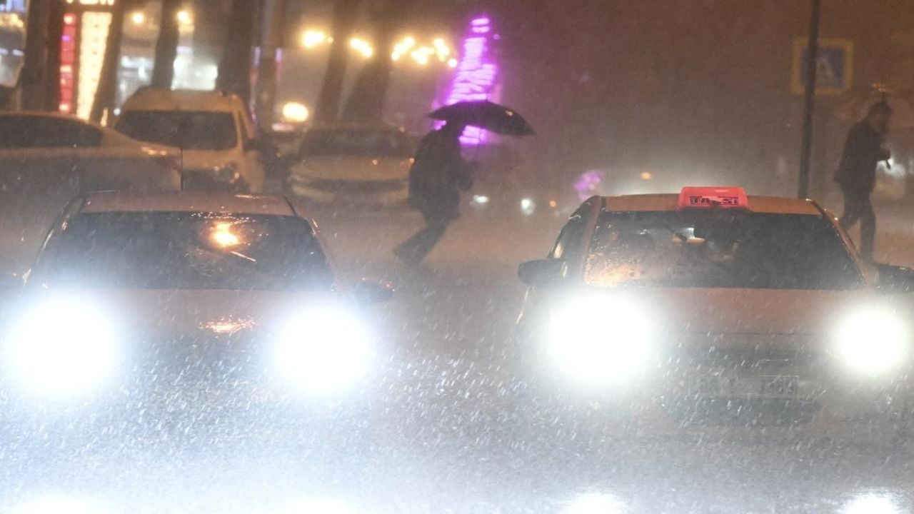 Ankara'da şiddetli yağış trafiği felç etti: Caddelerdeki su birikintileri sürücülere zor anlar yaşattı