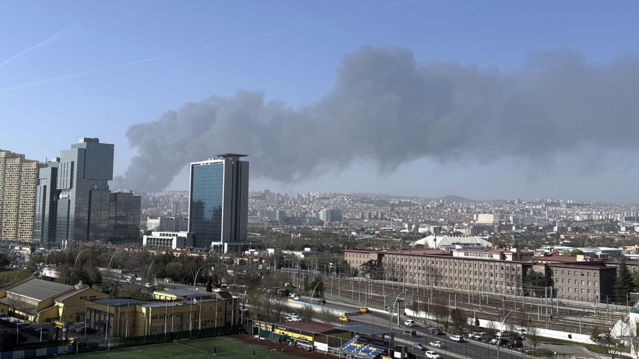 Ankara'da yangın! Gökyüzünü yoğun duman bulutları kapladı