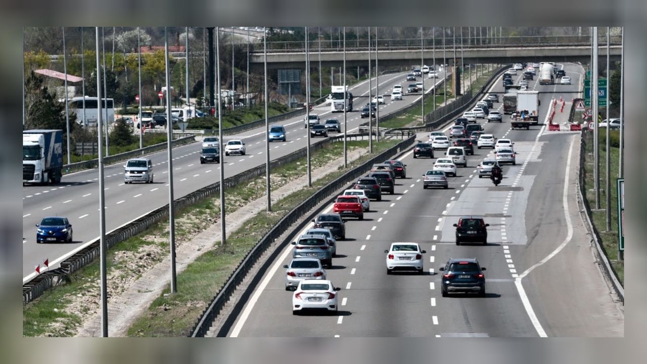 Bayram dönüşü trafik başladı! Tam 13 kilometrelik araç kuyruğu var 