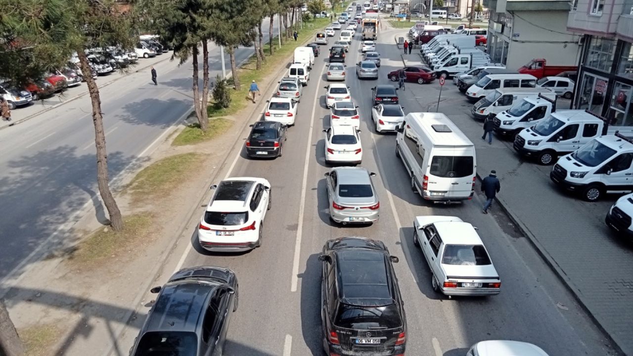 Bayram tatili nedeniyle Samsun-Ordu kara yolunda trafik kilitlendi! 