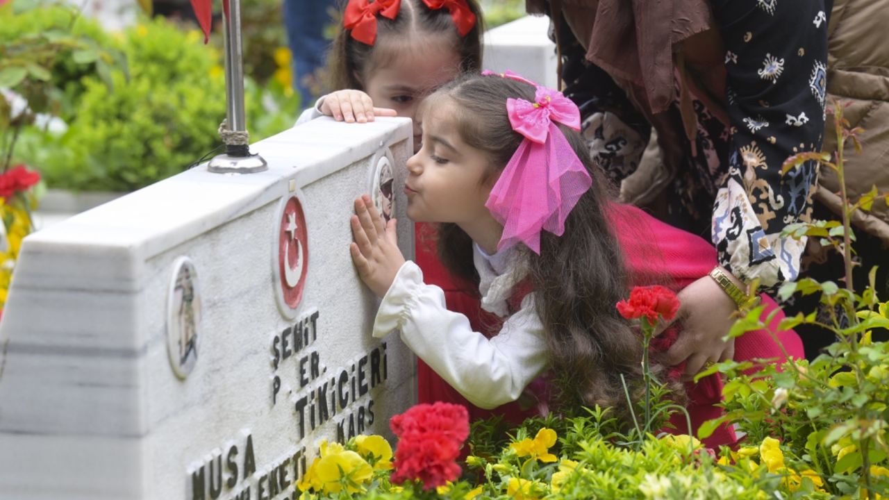 Bayramın ilk gününde şehitlikler ziyaretçiyle doldu! 