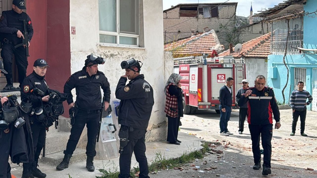 Burdur'da şizofreni hastası havalı tüfekle ateş açtı, 4 polis yaralandı