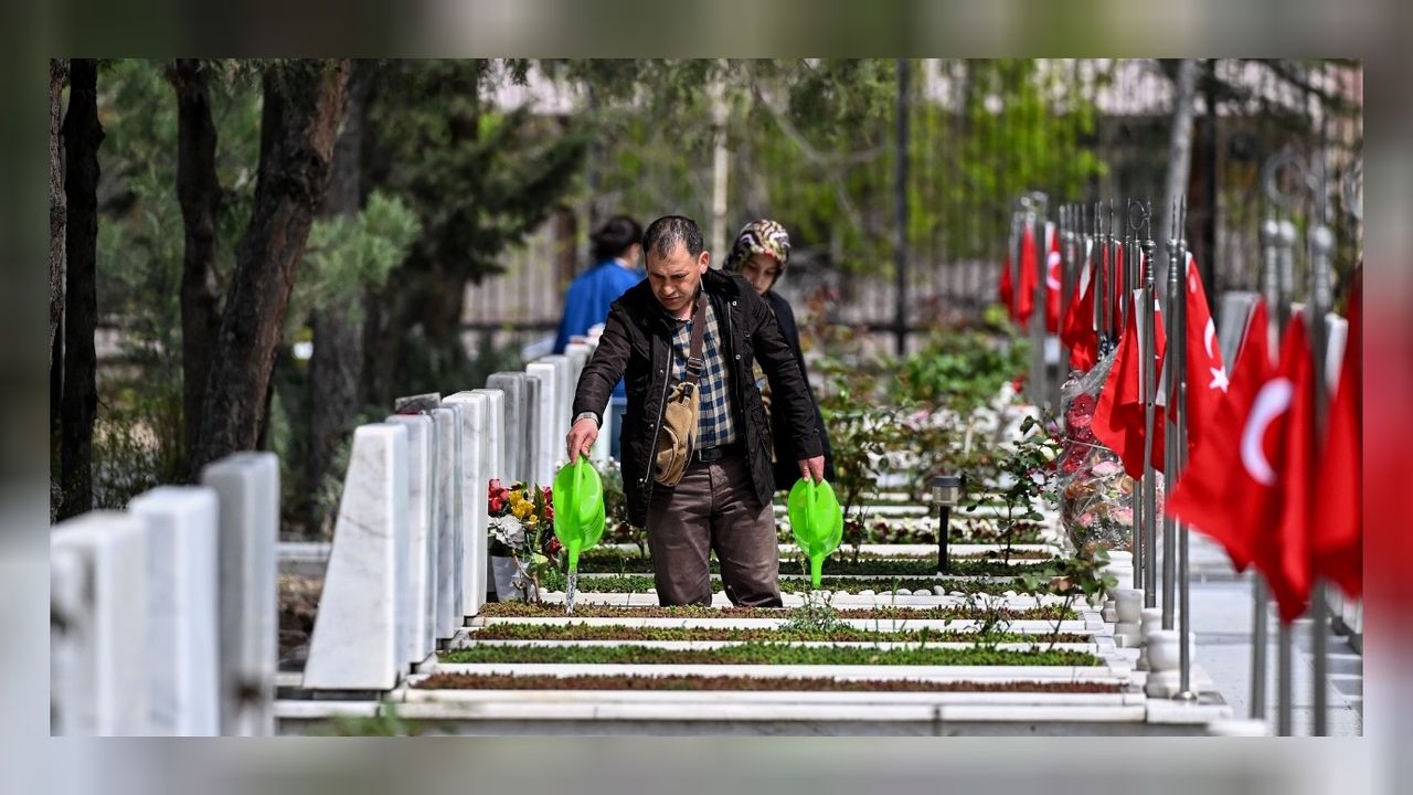 Cebeci Askeri Şehitliği bayramın ilk gününde ziyaretçi akınına uğradı 