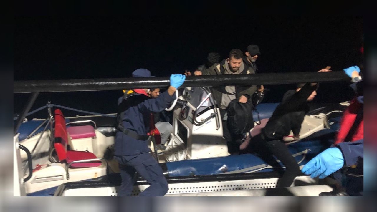 Datça açıklarında arızalanan bottaki 17 düzensiz göçmen kurtarıldı! 