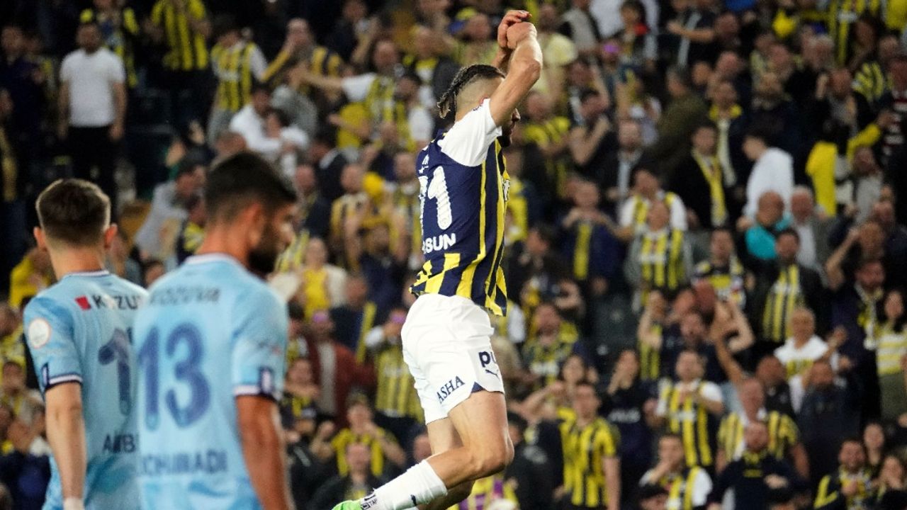 Fenerbahçe evinde devleşti: 4-2 galibiyetle şampiyonluk yolunda iddiasını sürdü