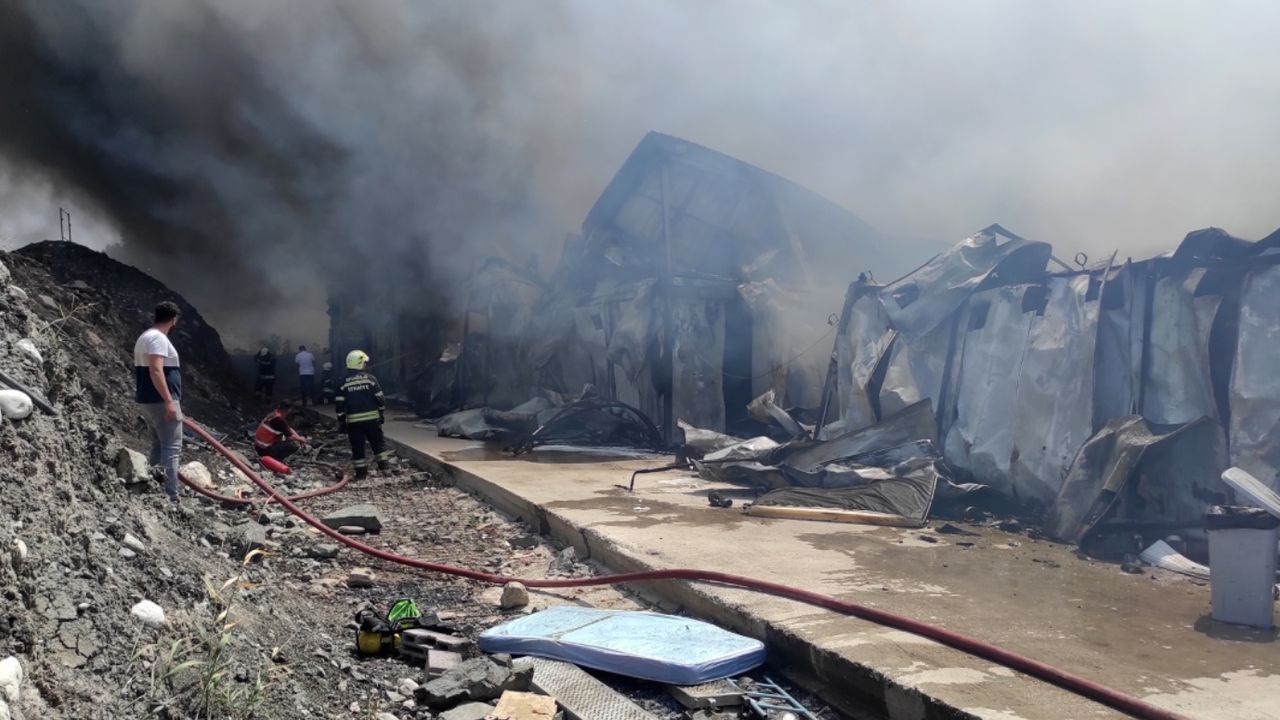 Fethiye'de korkutan yangın! Konteynerler hızla alev aldı 