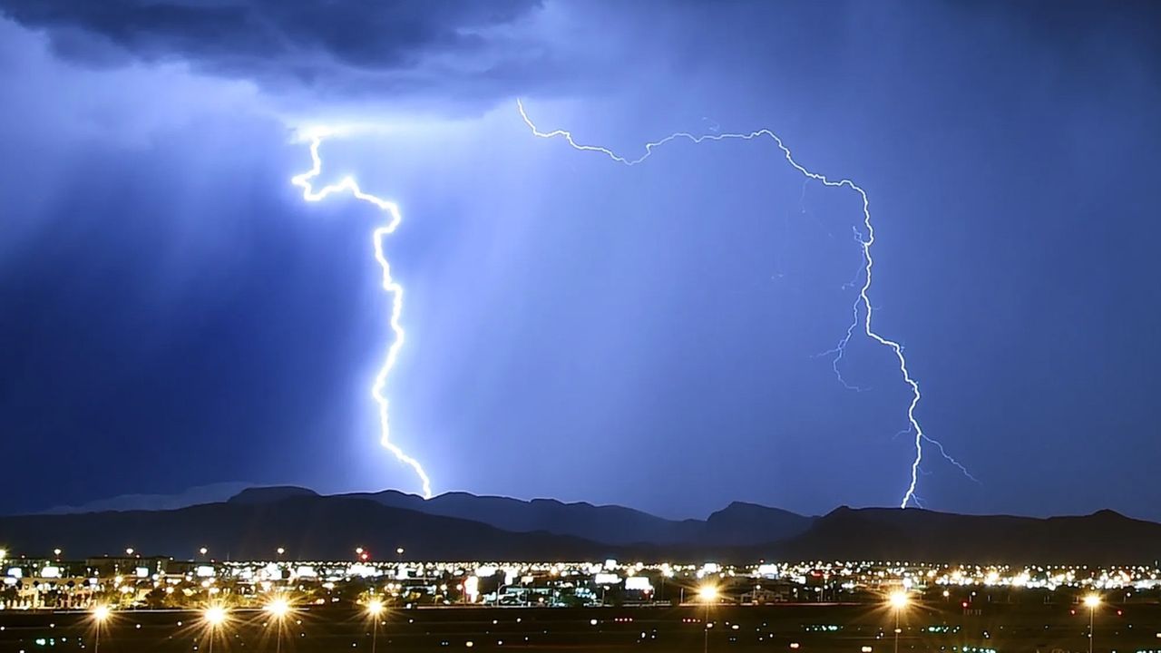 Hem yıldırım düştü hem deprem oldu! Japonya'da panik anları