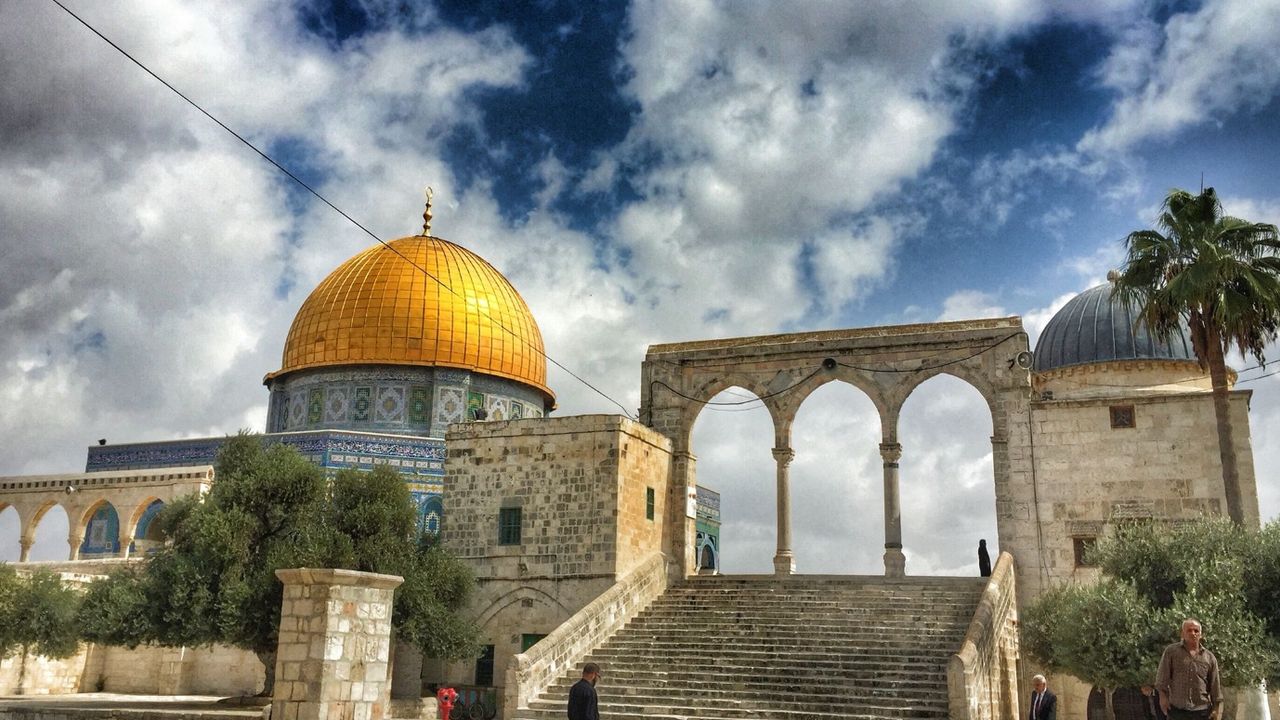 İsrail polisi eşliğindeki Yahudi yerleşimciler Mescid-i Aksa’yı bastı! 