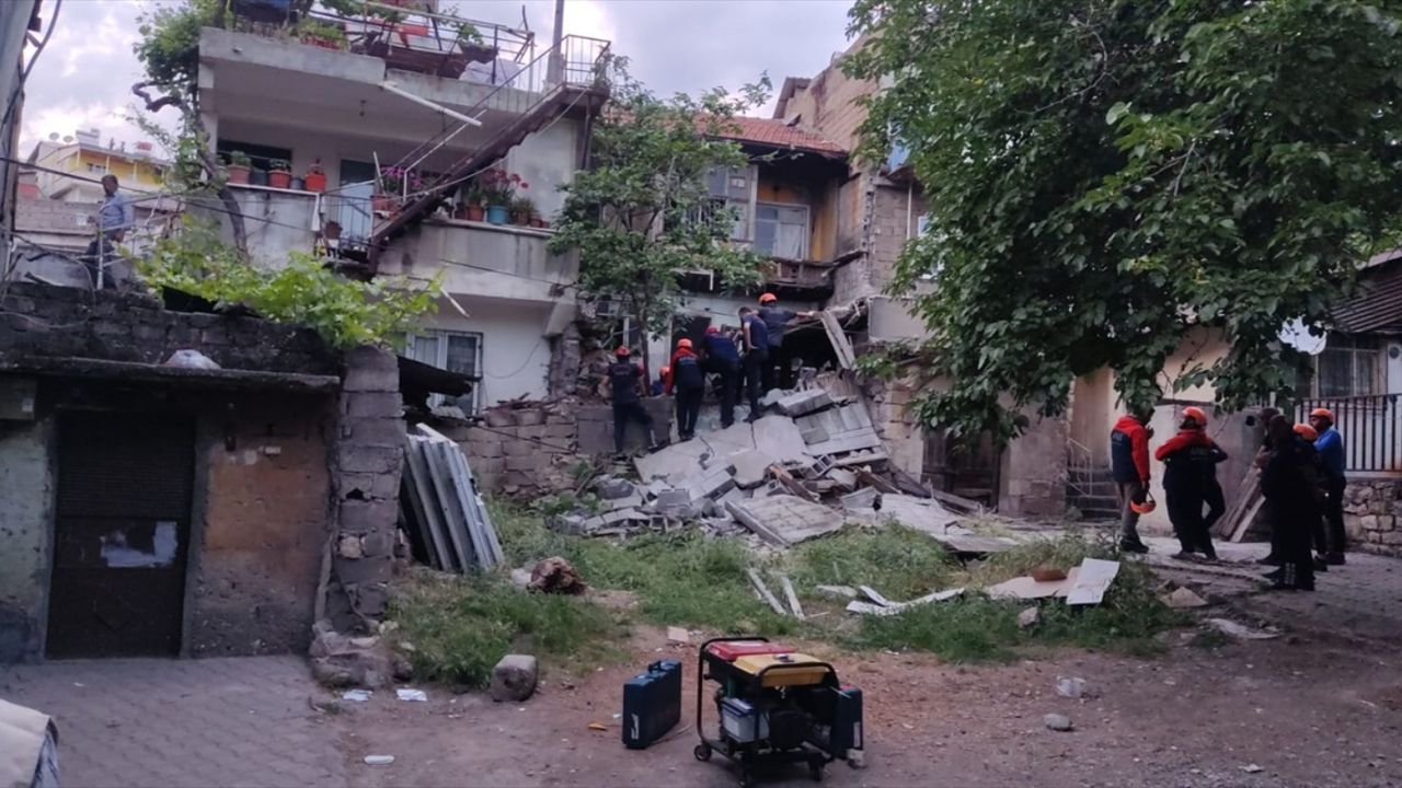 Kahramanmaraş'ta boş bir binanın kendiliğinden çökmesi paniğe neden oldu