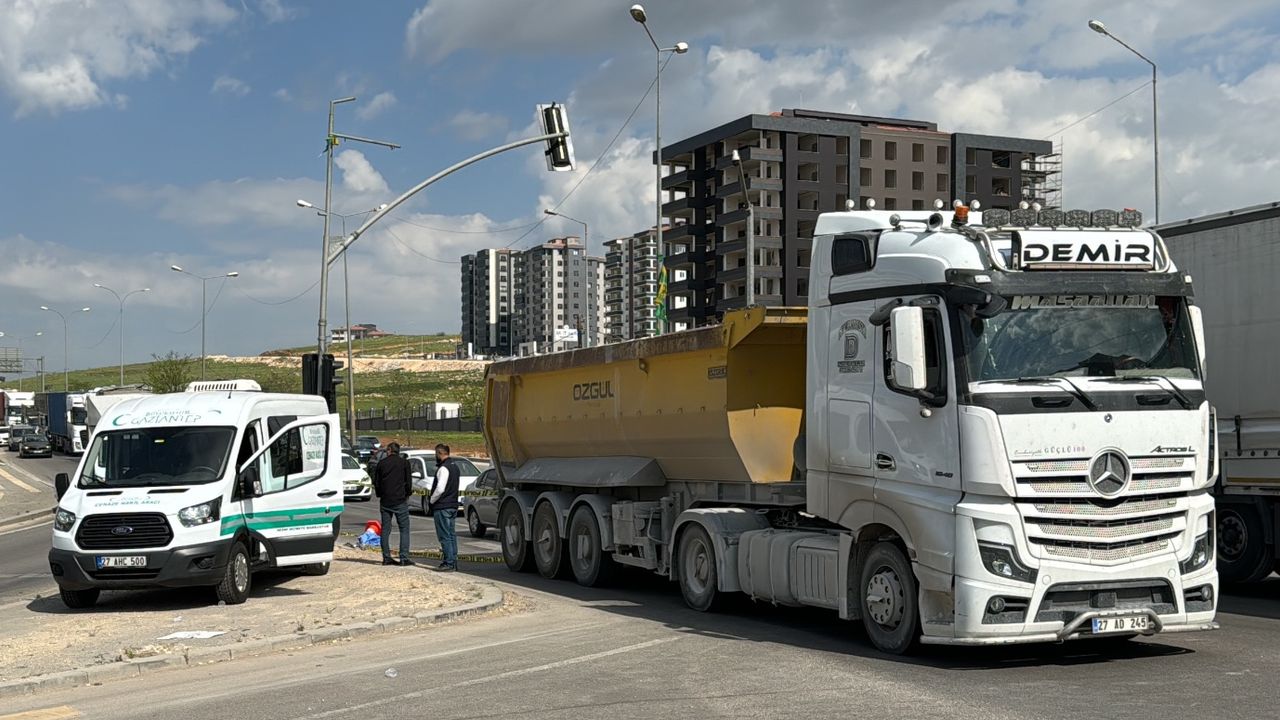 Kamyona arkadan çarpan motosikletli hayatını kaybetti! 