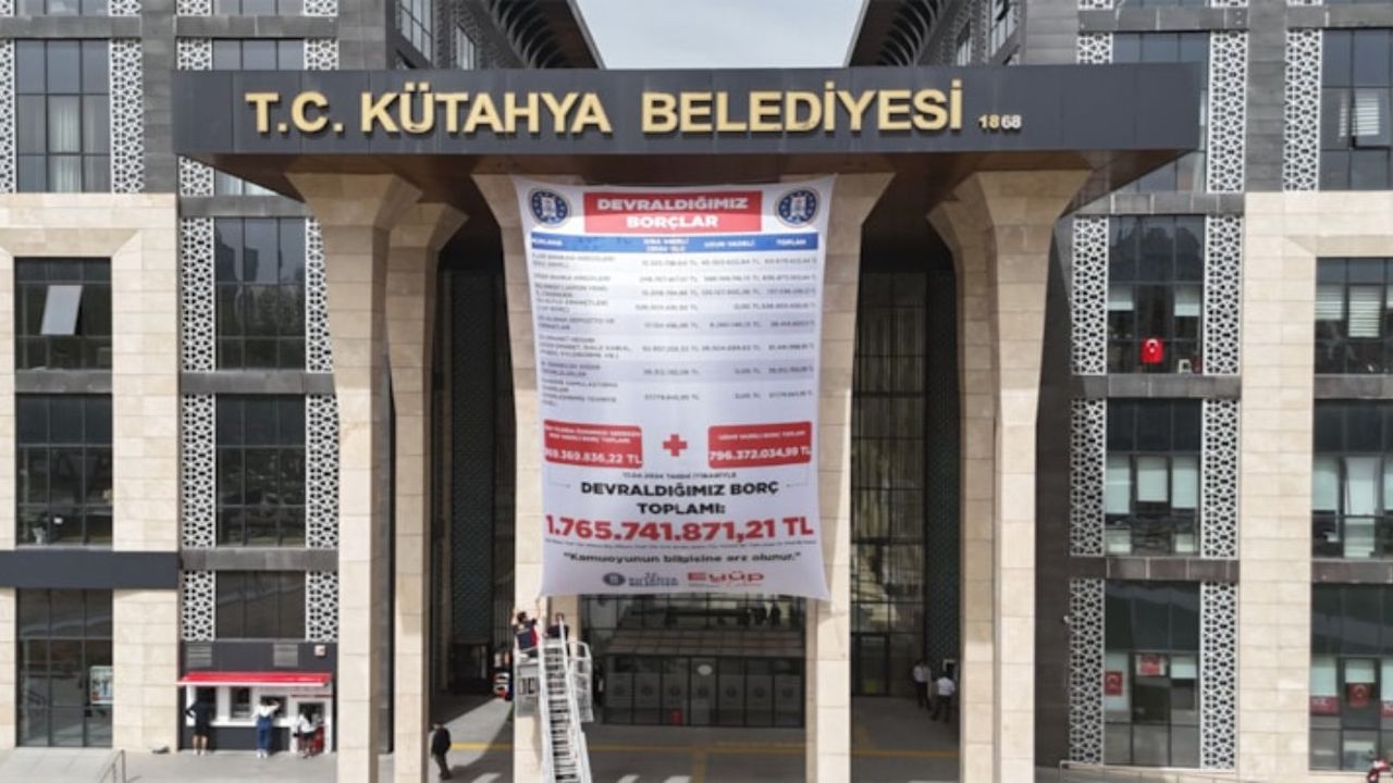 Kütahya'da MHP döneminde birikmiş dev borçlar belediye binasına asıldı: 1,7 milyar TL
