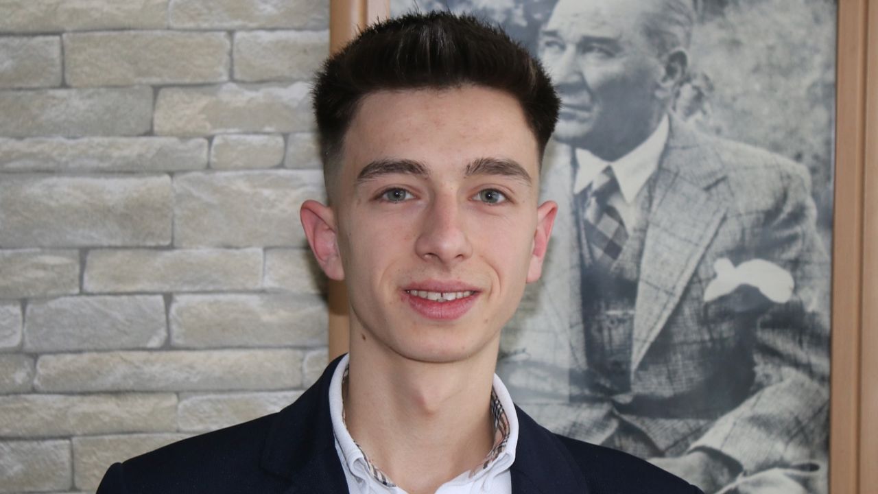 Kütahya’nın 18 yaşındaki muhtarı görevine başladı! 