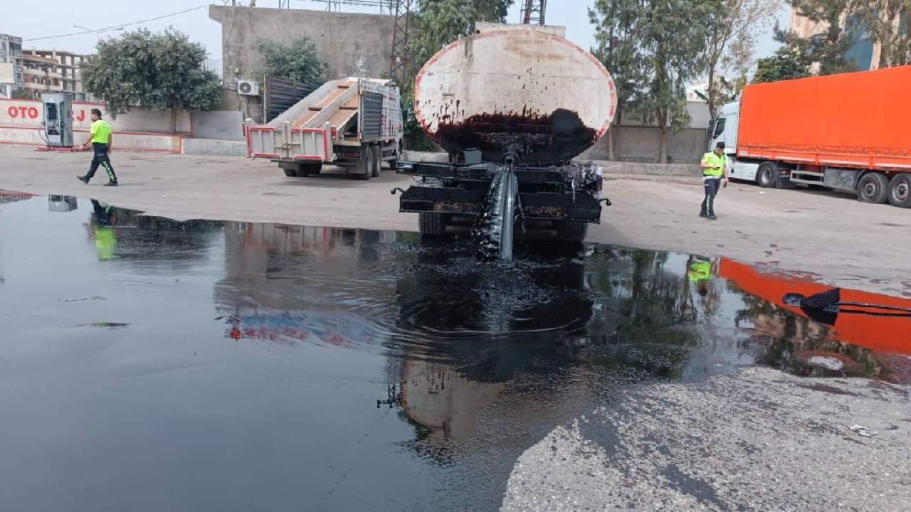 Mardin Nusaybin'de tıra çarpan tankerdeki akaryakıt yola döküldü: İtfaiye ekipleri anında müdahale etti