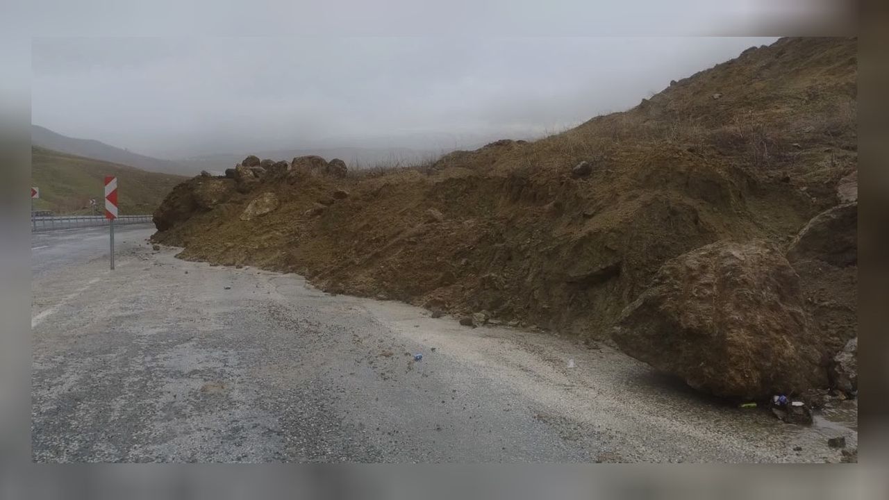 Muş Varto'da aynı yolda 2'inci heyelan meydana geldi! 