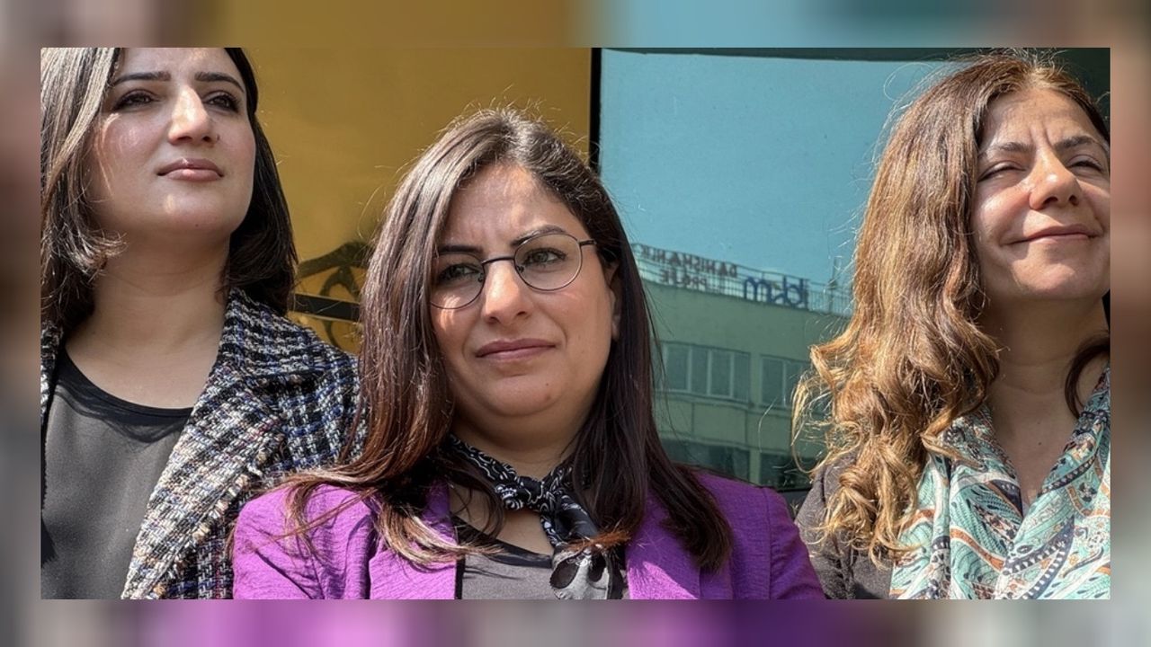 Siirt Belediye Başkanı mazbatasını teslim aldı! 