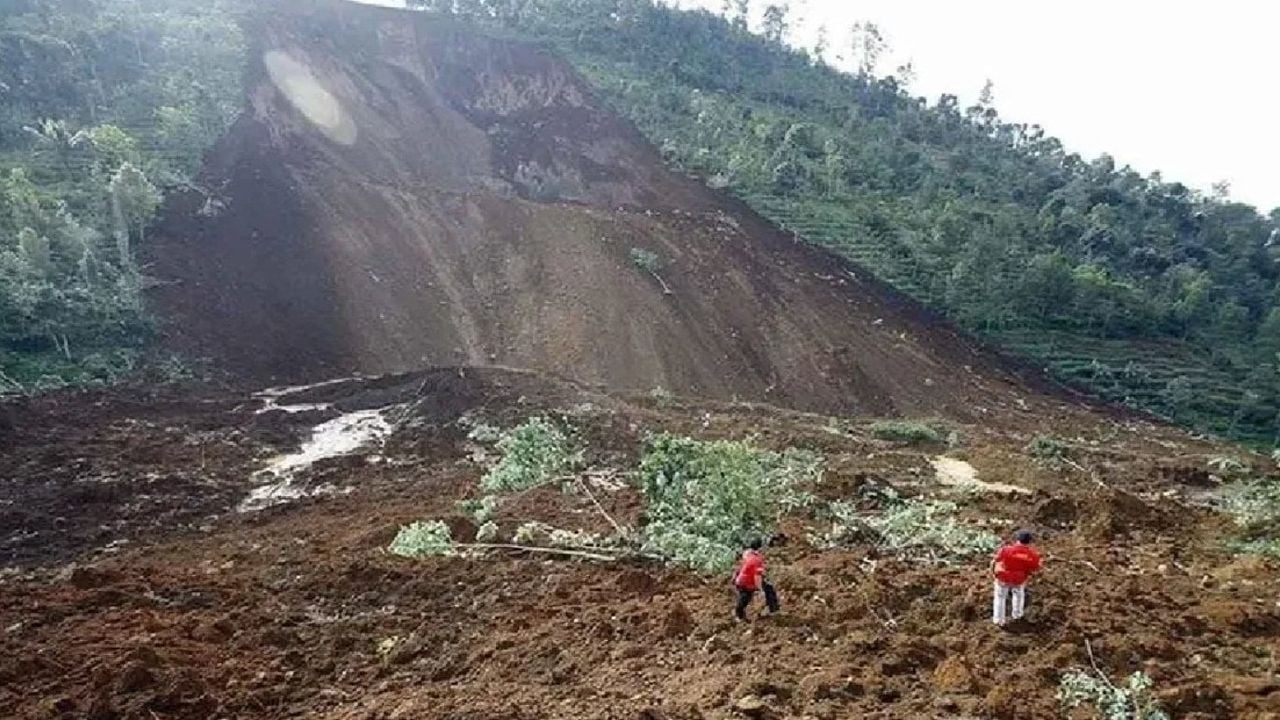 Sulawesi'deki toprak kayması felaketinde en az 14 kişi yaşamını yitirdi