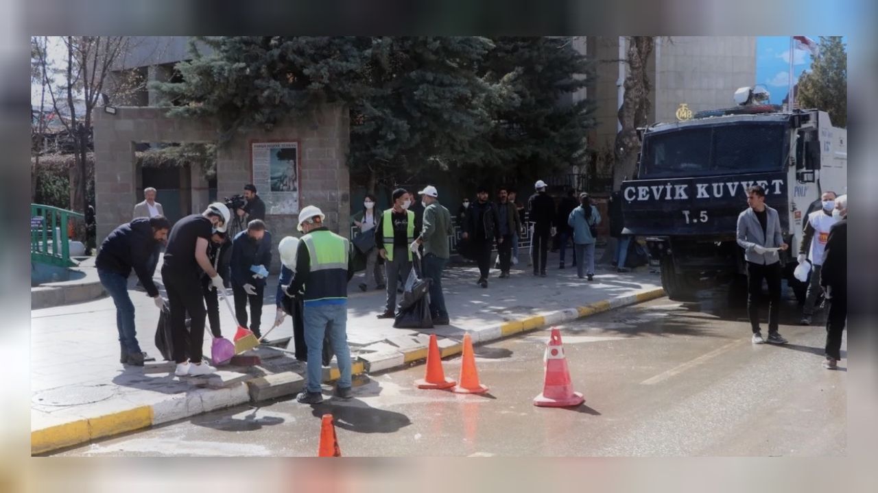 YSK kararıyla mazbatayı alan Van 'biz kirlettik biz temizleyeceğiz' deyip temizliğe başladı! 