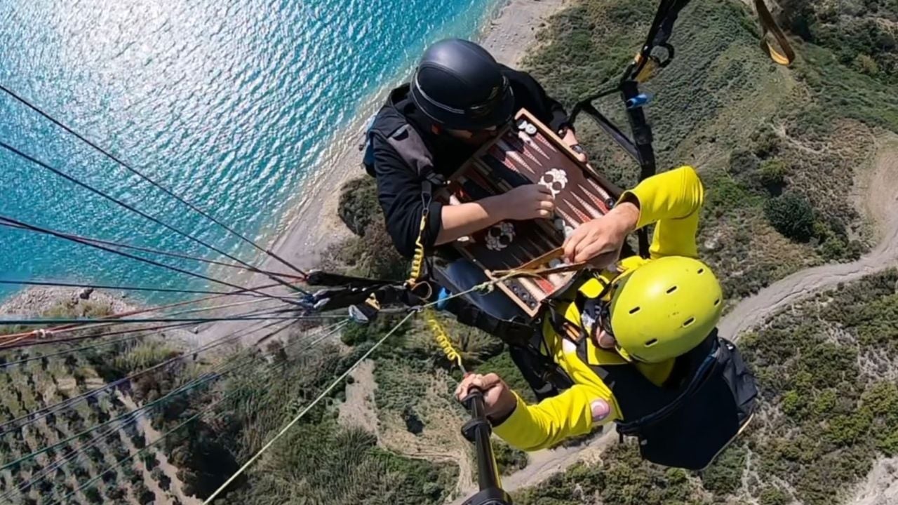 Yurdum insanı: İki yamaç paraşütü pilotu havada tavla oynadı