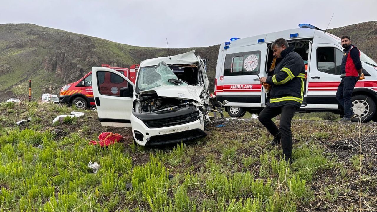 2 ölü 5 yaralı! Ağrı’da korkunç trafik kazası 