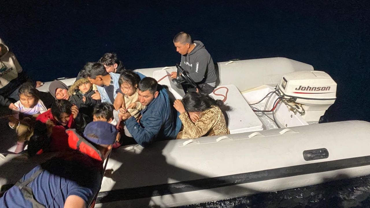 49 düzensiz göçmen Ege açıklarında sürüklenen bottan kurtarıldı! 