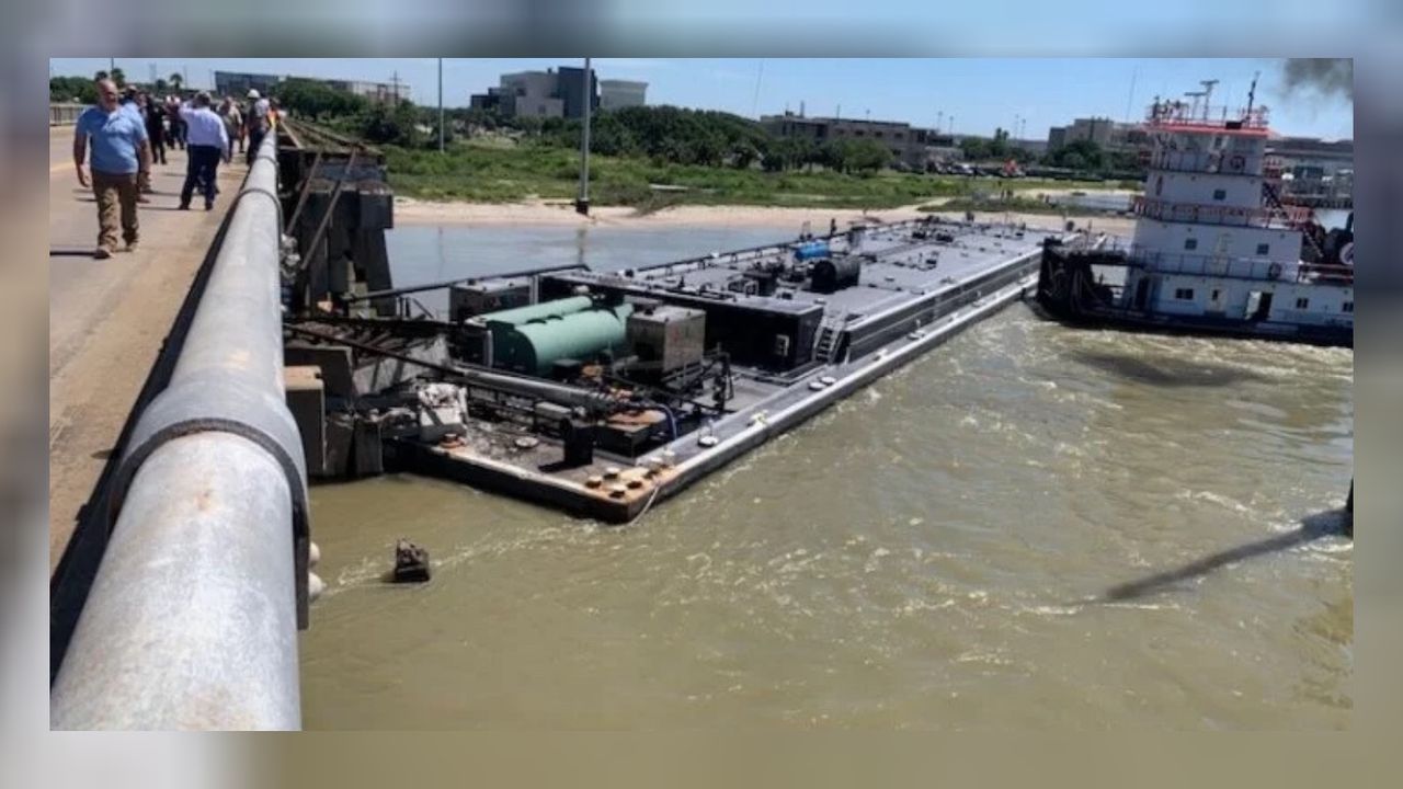 ABD'de Pelican Adası Köprüsü'ne gemi çarptı! Petrol sızıntısı var 