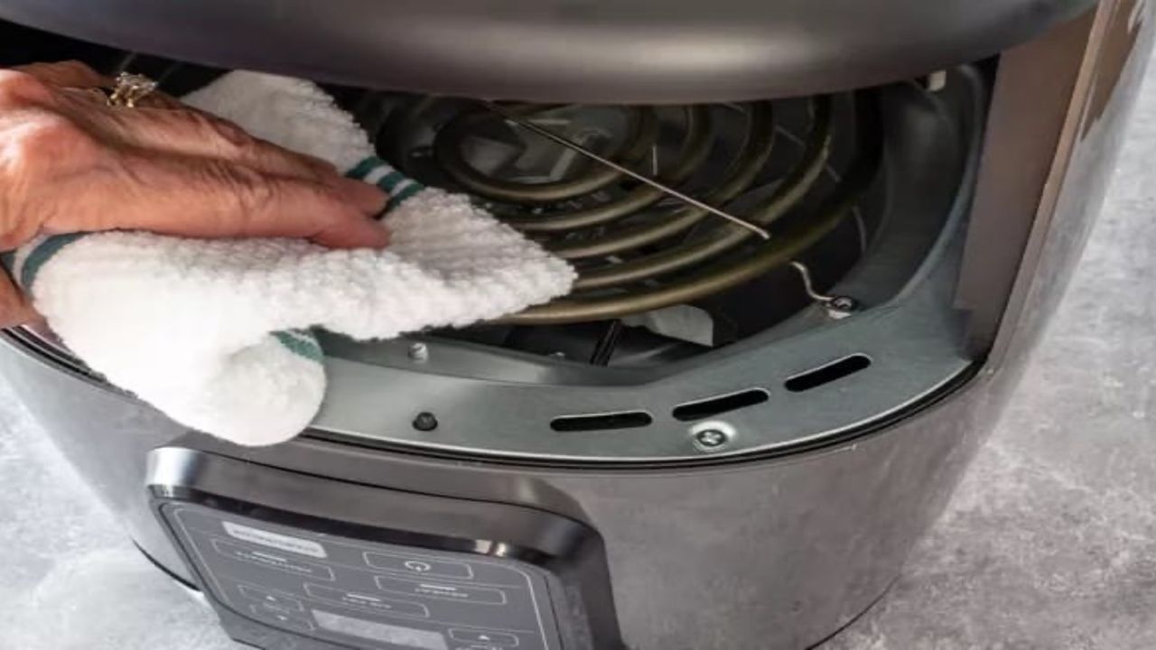 Airfryer temizlemenin en kolay yolu! Saatlerce uğraşmadan yağdan arınacak