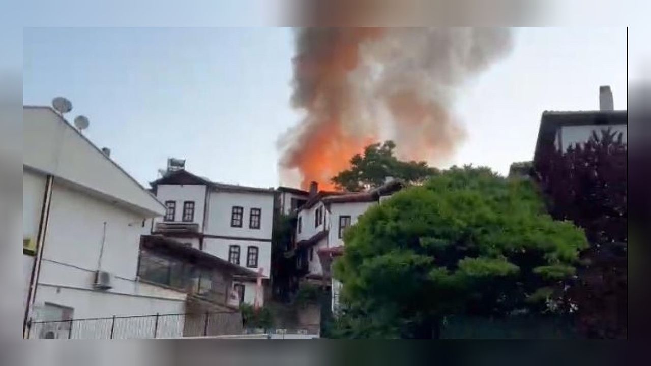 Ankara Beypazarı'nda yangın: 4 tarihi ev küle döndü 